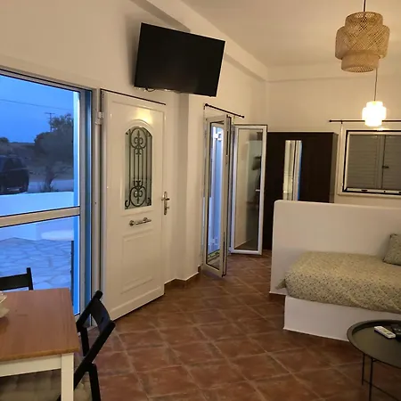 το μικρό σπίτι στο λιβάδι The Little House In The Meadow