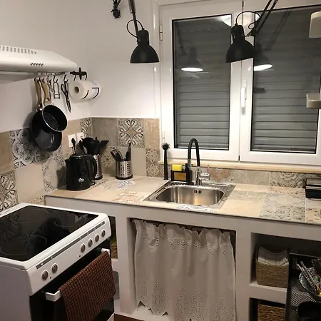 το μικρό σπίτι στο λιβάδι The Little House In The Meadow